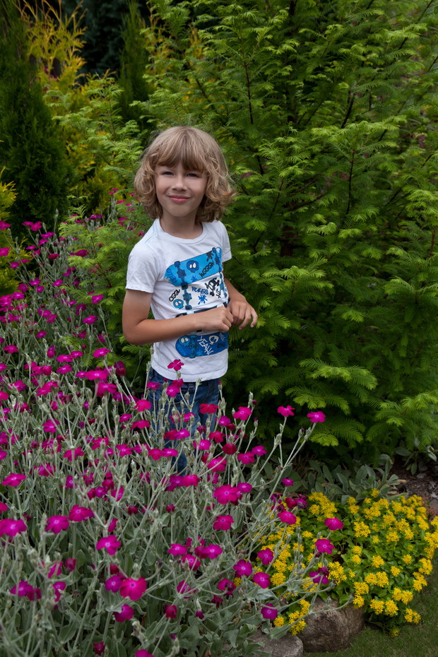 Nasz synek na tle metasekwoi oraz firletek.