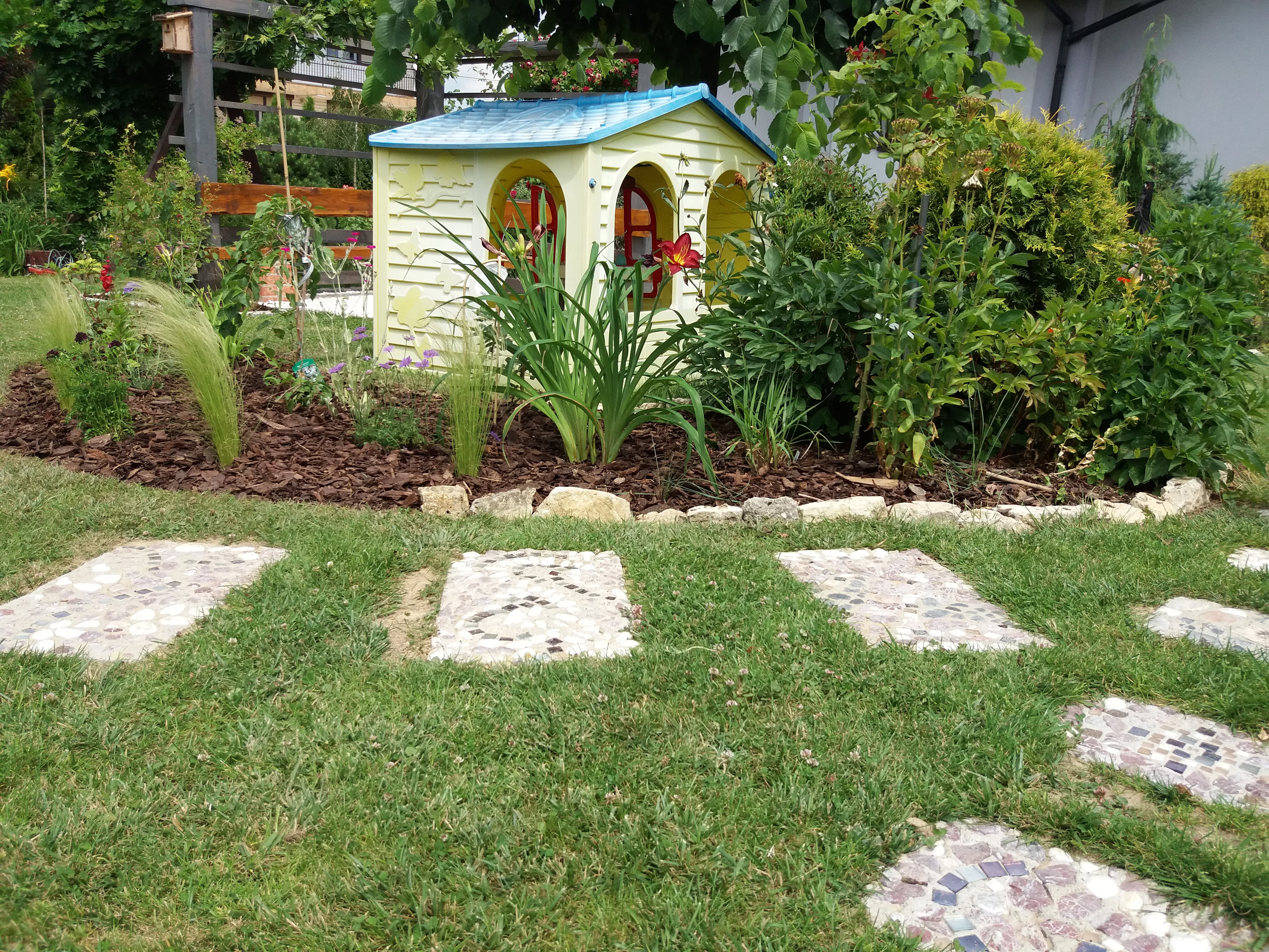 Ogród przechodzi ciągłą metamorfozę w tym roku przybyły betonowe płyty chodnikowe, które przez miesiące zimowe pieczołowicie układałam z córkami w piwnicy tworząc mozaikowe wzory:) pomysł zaczerpnięty właśnie z Waszego czasopisma