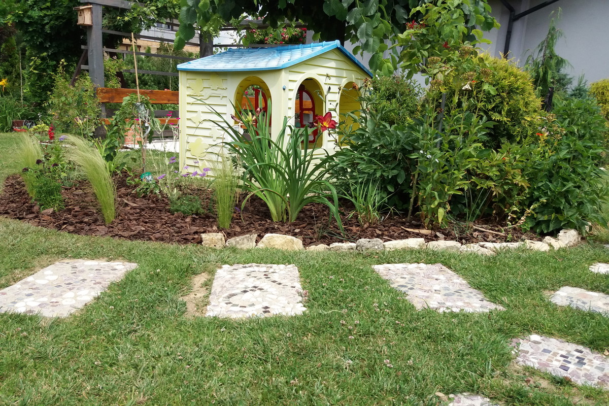 Ogród przechodzi ciągłą metamorfozę w tym roku przybyły betonowe płyty chodnikowe, które przez miesiące zimowe pieczołowicie układałam z córkami w piwnicy tworząc mozaikowe wzory:) pomysł zaczerpnięty właśnie z Waszego czasopisma