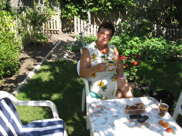 Poranna kawka w ogrodzie