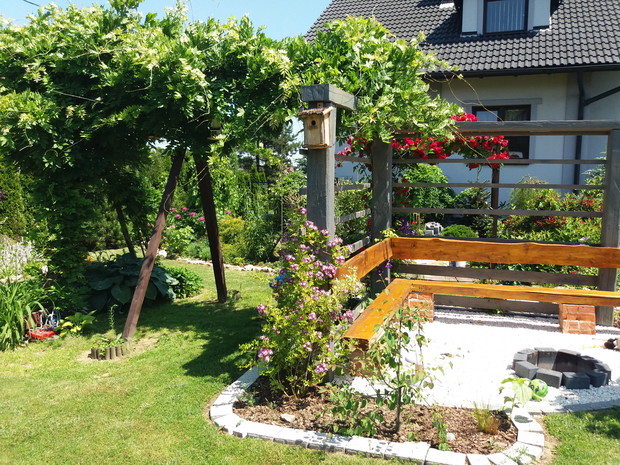 Również i tegoroczne dzieło patio - miejsce na ognisko, powstało z elementów po rozbiórce stuletniej stodoły, wyszło spod sprawnych raczek mojej złotej rączki - męża:) Ja rzucam pomysł a on realizuje