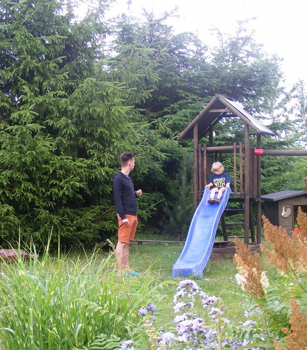 Syn i wnuczek na placu zabaw. 