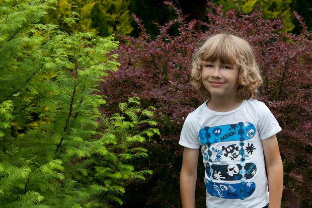 Uwielbiamy z synkiem robić zdjęcia. Jest to dla nas świetna zabawa. Ogród jest miejscem, które jest idealne do Naszych sesji. Rośliny są fajnym tłem do naszych fotografii.