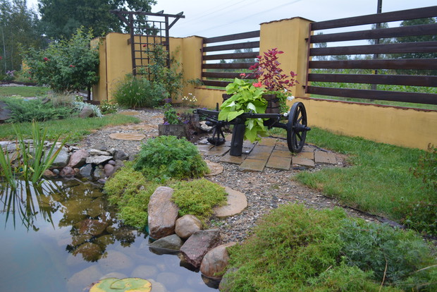 W ogrodzie ozdobą również stała się "uratowana" stara część wozu 