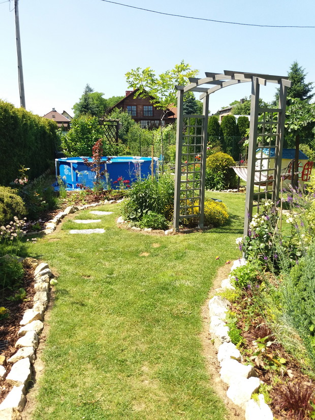 w tylnej części basen dla ochłody w upalne lato