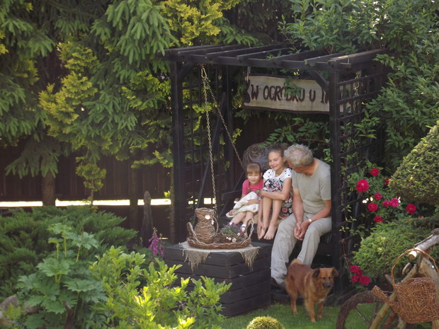  Wnuczki przy okazji zadają setki pytań, które rodzą się w ich ciekawych Świata główkach.... Babciu, a co to za kwiatek? A jak nazywa się ten kolorowy motyl? A kiedy będziemy razem z tobą plotły wianek? Dziadku, a kto wykopał oczko? .....