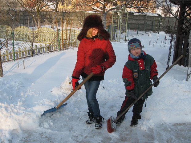 Wnuki pomagają przy odśnieżaniu