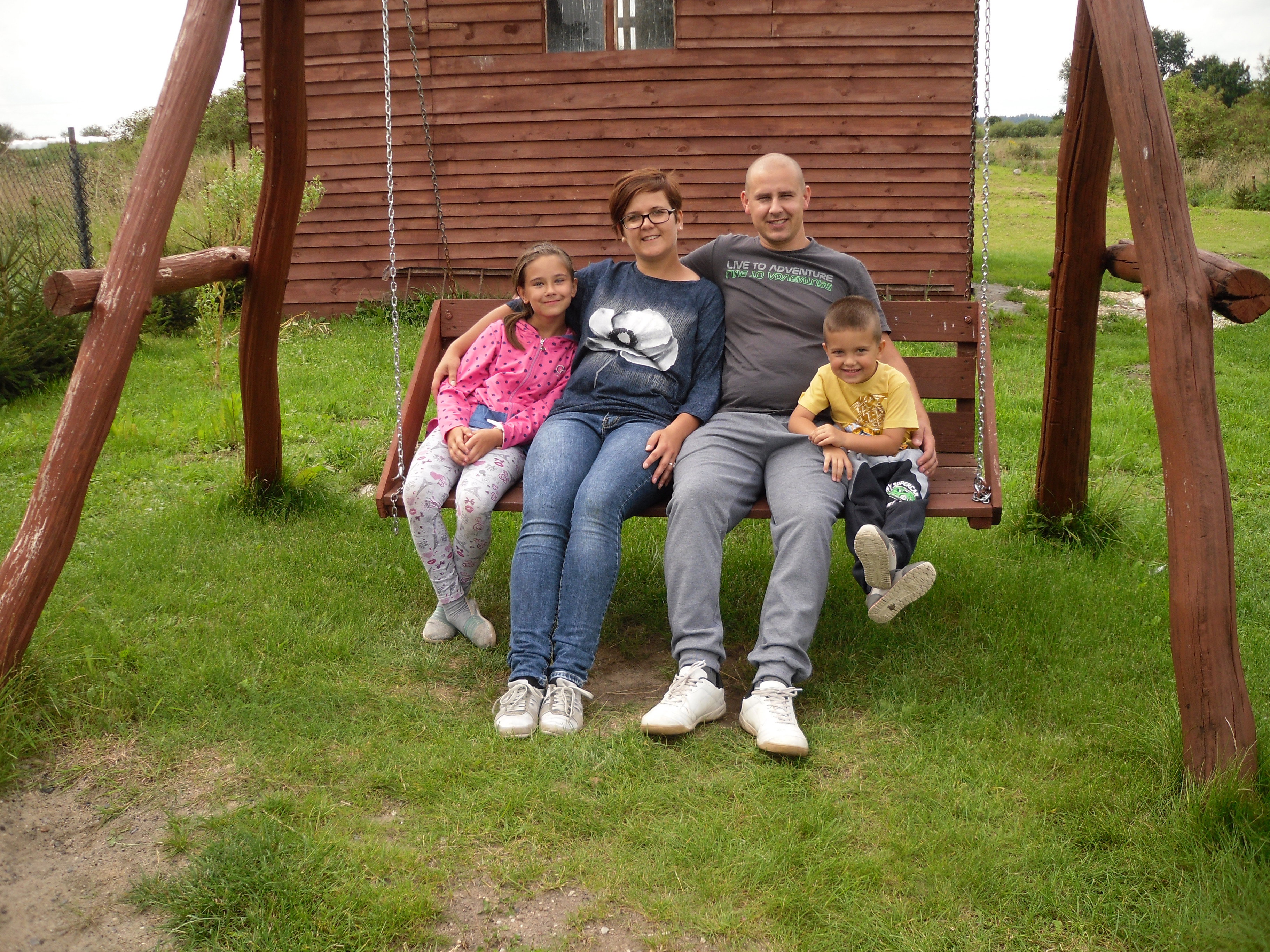Wszyscy w komplecie na ulubionej huśtawce