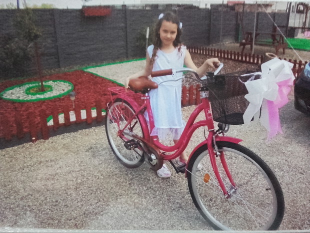 Z nowym nabytkiem na tle mamy dzieła