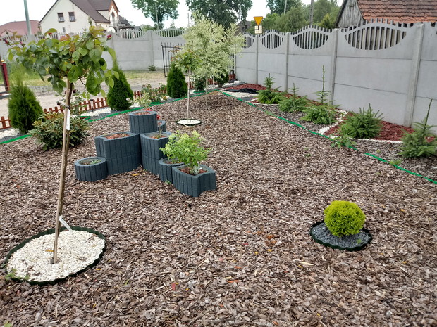 Zdjecie poczatku ogrodu od wjazdu w bramę. Robione z wnetrza ogrodu. Projekt mój własny wymysł. Wykonanie moje przy pomocy męża i córki