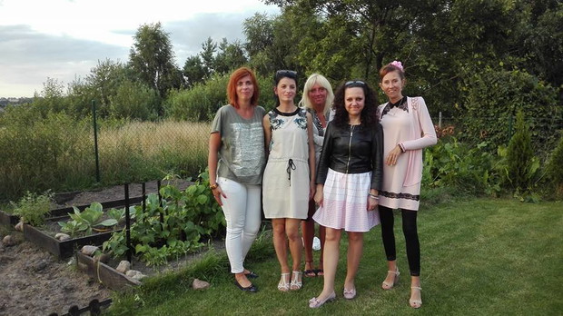 A Pani domu pozuje z pięknymi paniami