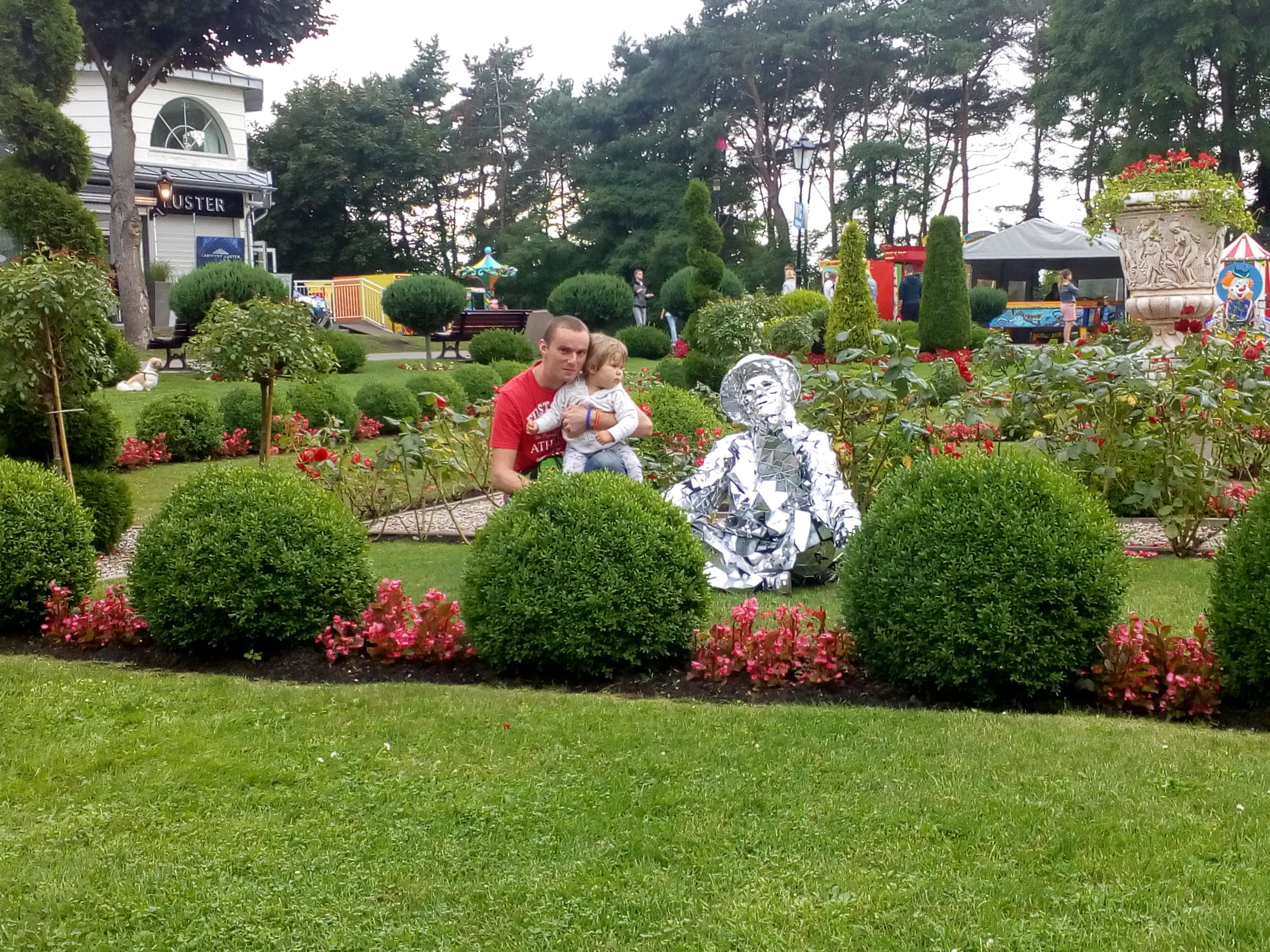 Aktywnie spędzany dzien. Mama fotograf a tata z córeczką. 