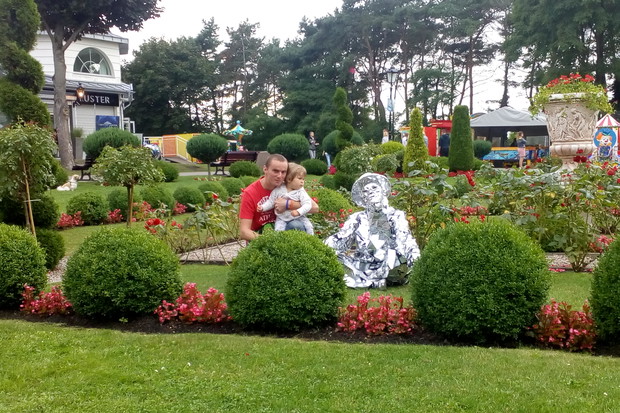 Aktywnie spędzany dzien. Mama fotograf a tata z córeczką.
