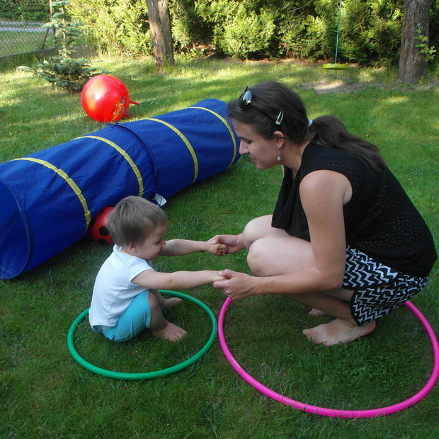 Aktywny wypoczynek w ogrodzie. Ćwiczymy sprawność fizyczną od najmłodszych lat i świetnie się bawimy.