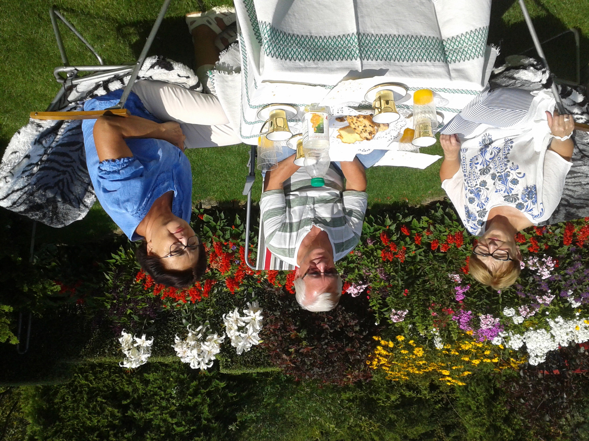 Czas wolny spędzamy otoczeni zielenią i kwiatami z najbliższymi pijąc kawę i kosztując ciasto.