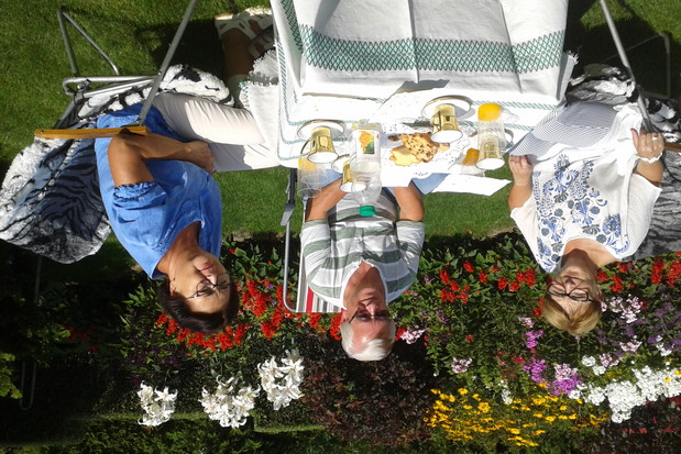 Czas wolny spędzamy otoczeni zielenią i kwiatami z najbliższymi pijąc kawę i kosztując ciasto.