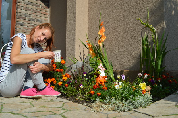 Często siadam z kawką przy drzwiach wejściowych i podziwiam