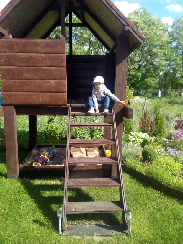 Dzieci bardzo lubią spędzać czas w domku, który zrobił im własnoręcznie (oczywiście z ich pomocą) tata.