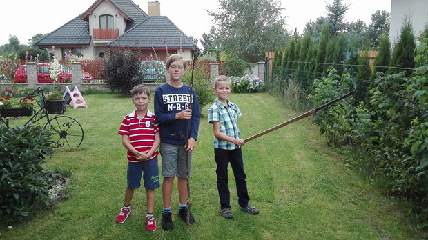 Dzieci mojego kuzynostwa chętnie biegają po całym ogrodzie