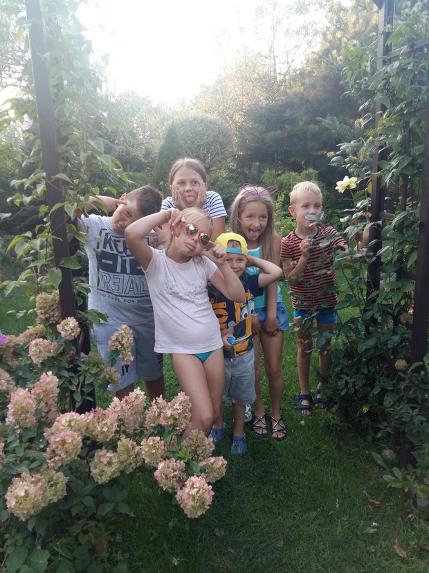 Dzieciaki nasze często zapraszają inne dzieci,których rodzice maja ogródki...oj,wtedy to bywa wesoło i to nawet za bardzo ... :)