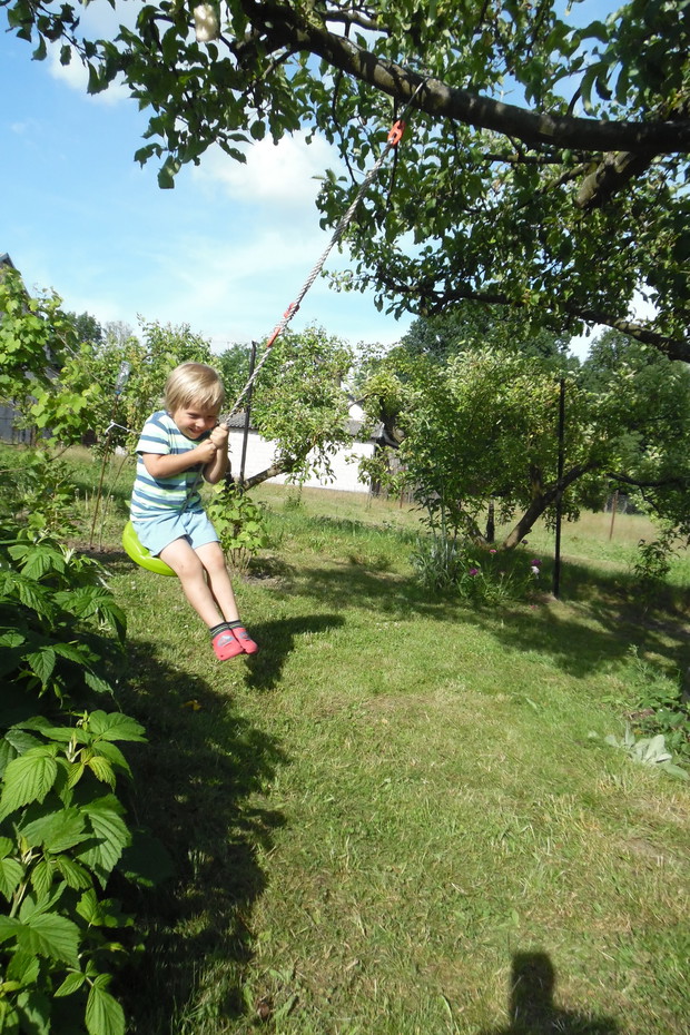 huśtawka w ogrodzie