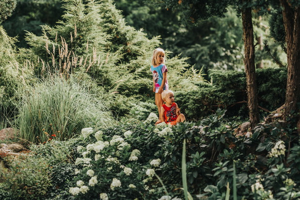 -Ja będę Tarzanem, a ty Witek będziesz Jane. Bo ja jestem duża i silna i muszę cię bronić przed potworami. Prawda Wiciu?
-Tak