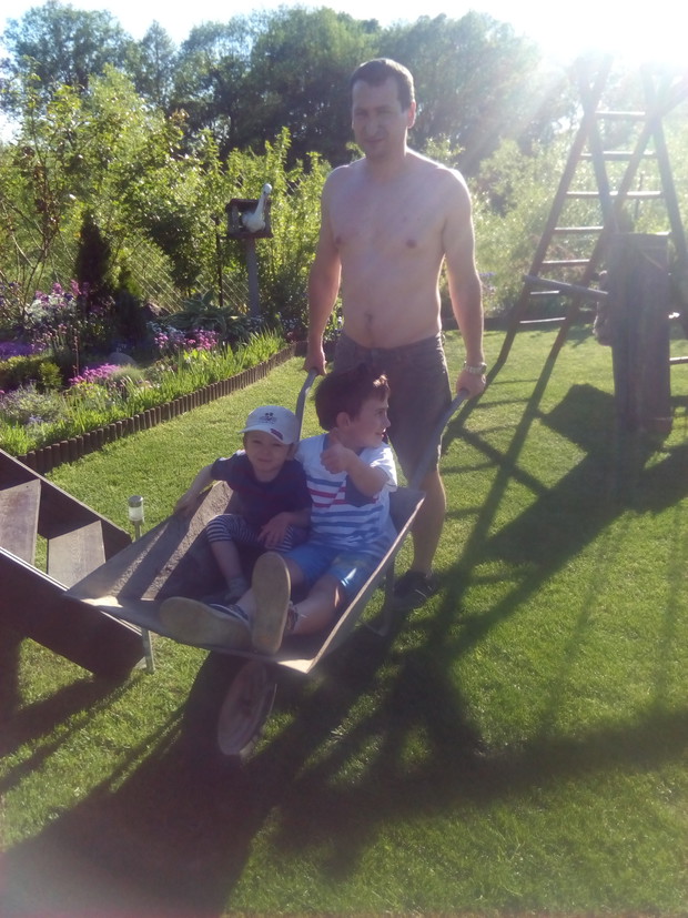 Jazda taczką to obowiązkowy punkt wszelkich porządków i prac w ogrodzie.