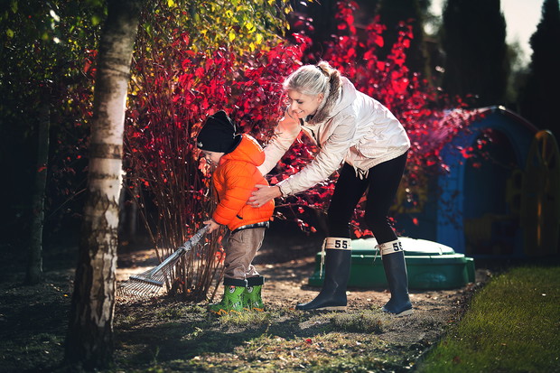 Jesienne grabienie liści i sprzątanie w ogrodzie to dla nas  frajda i świetna zabawa.  
