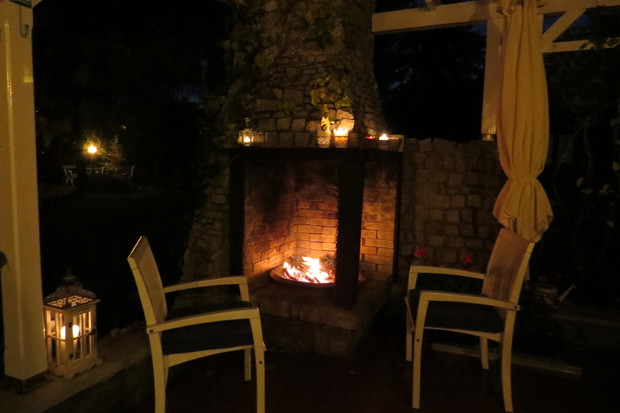 Jeszcze tylko chwila przy kominie, w którym czasami wiatr wtóruje świerszczom.