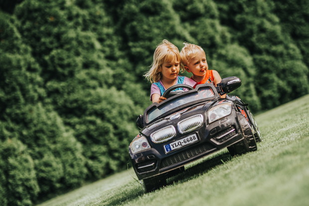 -Jeździmy szalenie szybko czarną furą po ogrodzie. Ja kieruję, a Witek naciska czerwone przyciski przy kierownicy i wtedy gra muzyka. Naciśniesz Wiciu?
-Tak