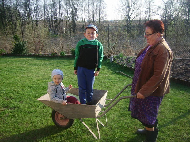 Kolejna przejażdżka - tutaj podczas wiosennych porządków. Chłopcy uwielbiają pomagać babci, a babcia w zamian funduje im takie oto atrakcje.