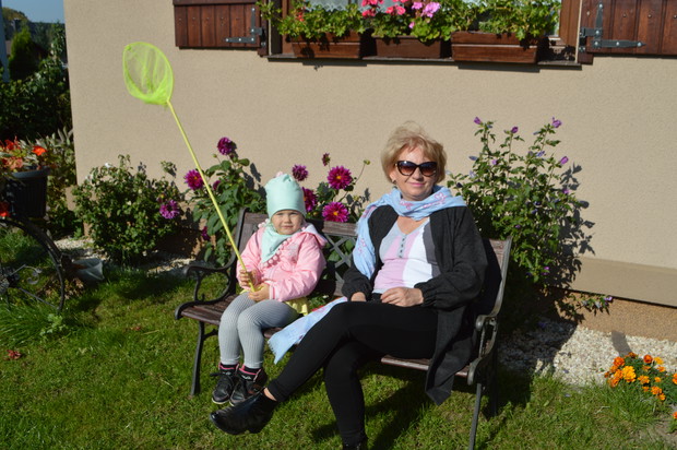 Ławeczka przed domem - miejscem odpoczynku wśród pięknych kolorów 