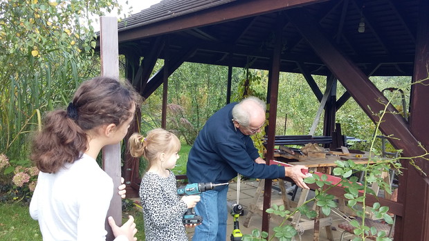 Maja i Lena uwielbiają majsterkować i często towarzyszą dziadkowi przy pracy