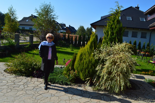 Moja mama przy dużej wyspie zieleni przed domem