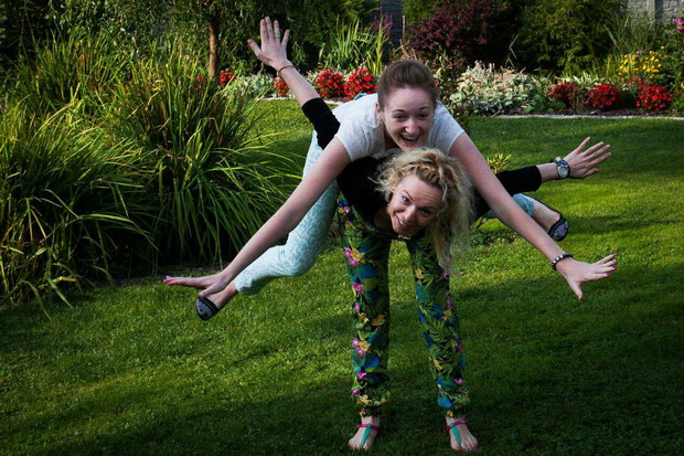 Moje córki się wygłupiają na świeżym powietrzu.