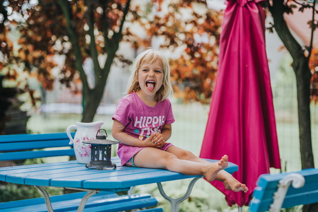 -Na stole w ogrodzie też można się fajnie bawić. A Witek gdzieś się schował. Wiciu, gdzie jesteś?