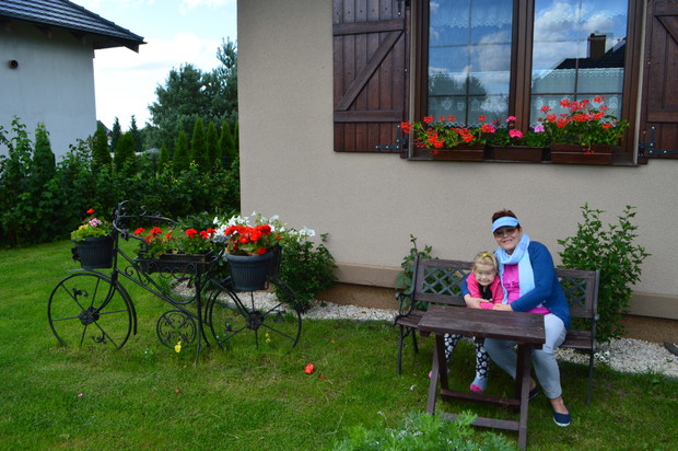 Nasza córeczka ze swoją babcią często odpoczywają na ławeczce przed domem