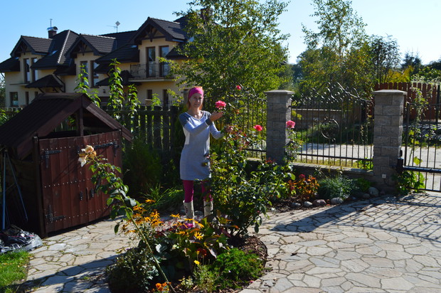 Nawet śmieci jest przyjemnie wynosić do kubełków, które "mieszkają" w ślicznym domku stojącym w pięknym otoczeniu