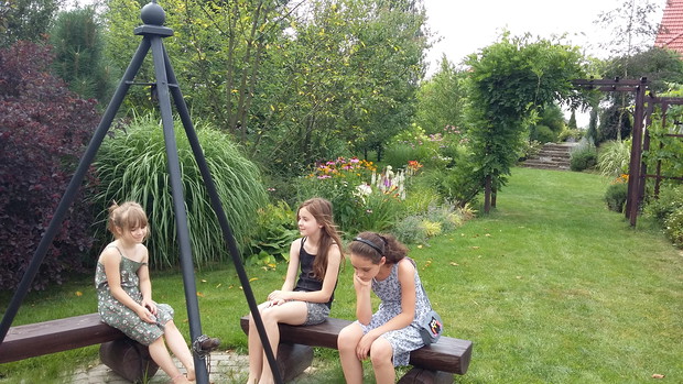 Nela i Lena snują barwne opowieści. Zasłuchana Maja kontempluje sceny z życia mrówek