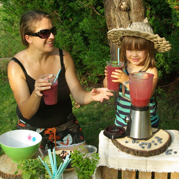 Ogród to wspaniałe miejsce do odpoczynku i zdrowego odżywiania. Z działkowych owoców robimy pyszne koktajle.