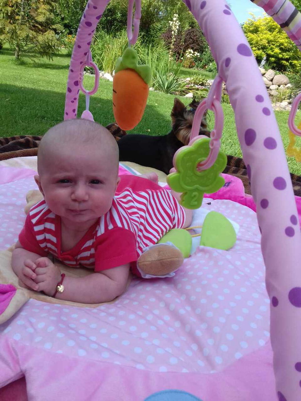 Olivia leżakuje sobie na trawce razem z Lolą ulubionym pieskiem.