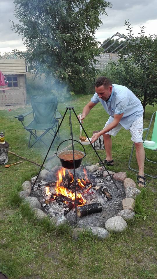 Pan domu serwuje gulasz z dzika