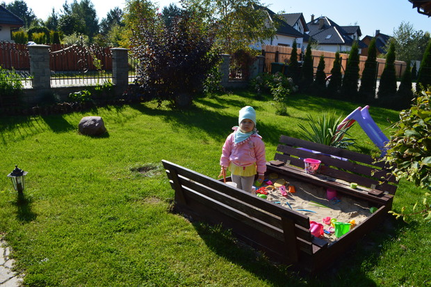 Piaskownica stoi w najpiękniejszym otoczeniu  -  z przodu domu