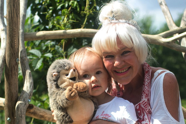 Pierwsze odwiedziny wnuczki w naszym ogrodzie. Nie ma lepszej zabawy niż ta na łonie natury!