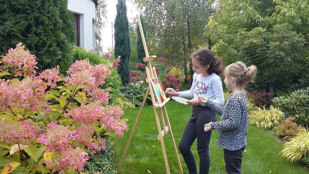 Plener malarski wśród hortensji. Maja doskonali swój talent plastyczny a Lena pełni rolę asystentki
