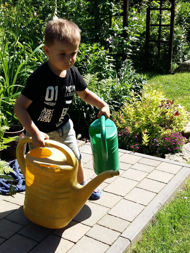 Podlewamy,pomagamy,rozlewamy...czyli to,co dzieci w ogródku lubią najbardziej :)