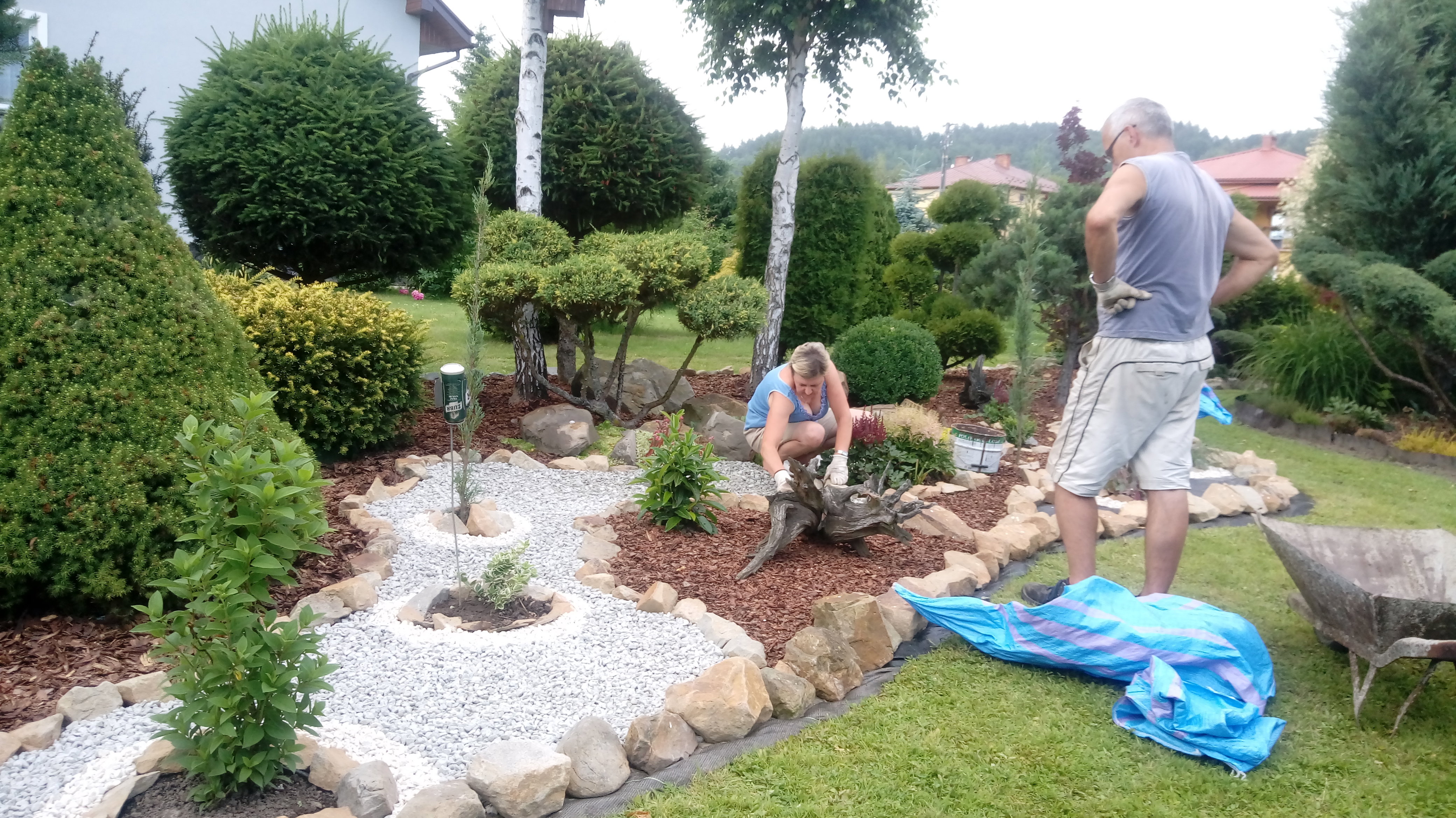 Praca przy zakładaniu nowej rabaty.