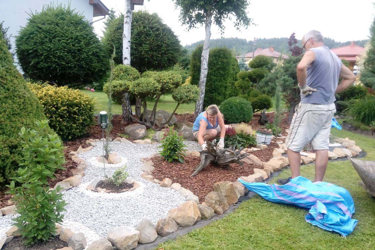 Praca przy zakładaniu nowej rabaty.