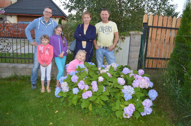 Przyjaciele chętnie robią sobie zdjęcia przy mojej trzy kolorowej hortensji
