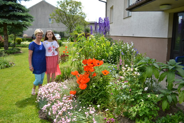 Rabata pod domem rozkwita w każdym miesiącu innymi kwiatami.